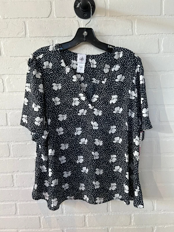 women's tops for those who love to dress up their casual looks with stylish topsTop Short Sleeve By Cabi In Black & White, Size: L